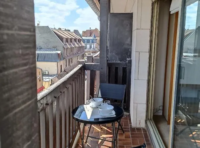 Grand Hyper Centre Avec Balcon Refait Mars 2025 * Deauville